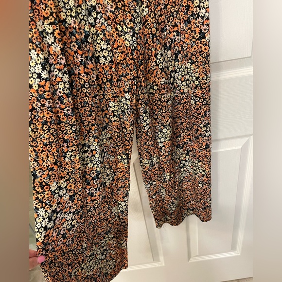 Floral pantsuit/romper, gently used, size s - Picture 5 of 8